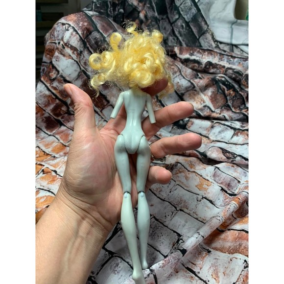 Monster High Doll LAGOONA Blue Wheel Love Roller Skate Doll Curly Hair No Arms - Picture 3 of 3